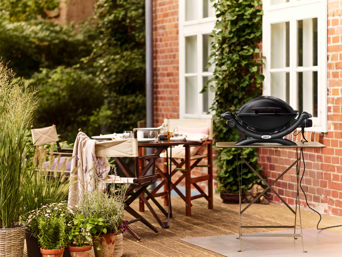 Weber Q1400 + Weber Luxurious Cover Q1000 Series product in use