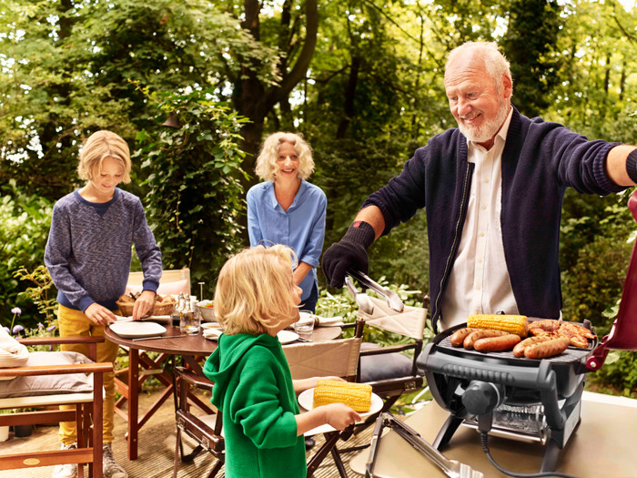 Weber Q1400 + Weber Luxurious Cover Q1000 Series product in use