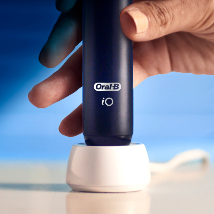 Oral-B iO 2 Schwarz produkt in gebrauch