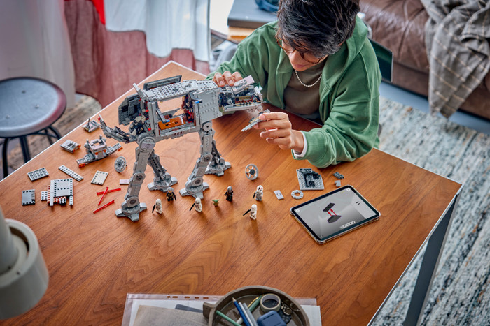 LEGO Star Wars AT-AT des Restimperiums mit INT-4 75454 produkt in gebrauch
