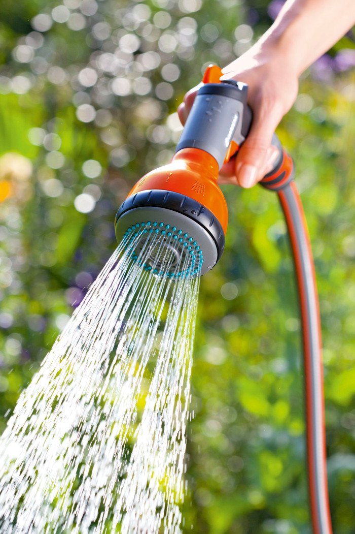 Gardena Wandschlauchbox 35 RollUp XL + Gardena Classic Multifunktionsbrause produkt in gebrauch