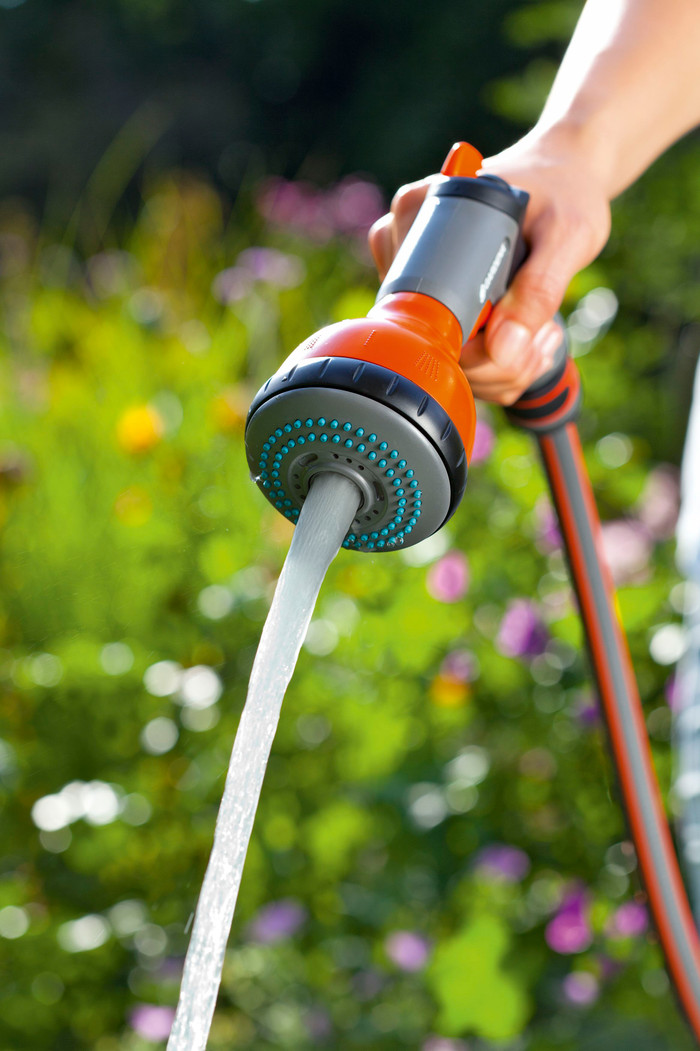 Gardena Wandschlauchbox 35 RollUp XL + Gardena Classic Multifunktionsbrause produkt in gebrauch