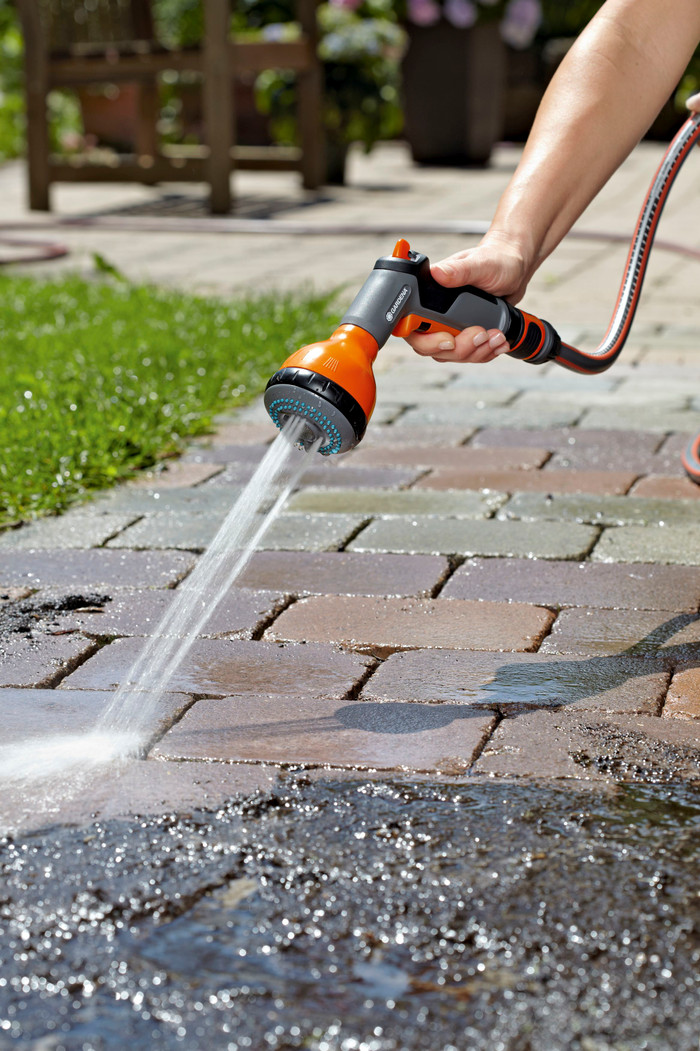 Gardena Wandschlauchbox 35 RollUp XL + Gardena Classic Multifunktionsbrause produkt in gebrauch