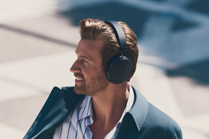 Sonos Ace Schwarz + BlueBuilt Power-Delivery-Ladegerät mit USB-C produkt in gebrauch