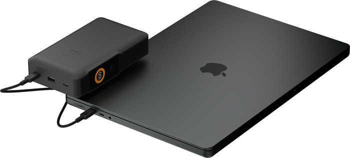 Xtorm NextGen 100 W Powerbank 60.000 mAh Schwarz produkt in gebrauch