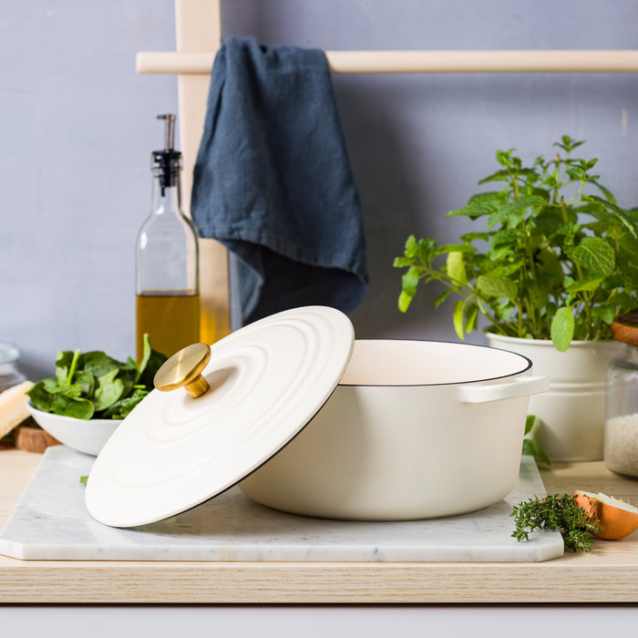 BK Bourgogne Bräter 24 cm Cream White produkt in gebrauch