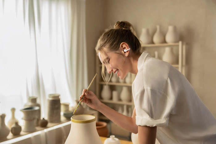 Shokz OpenDots 2 Weiß produkt in gebrauch
