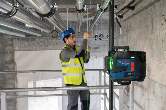 Bosch Professional GLL 12V-100-33 CG product in use