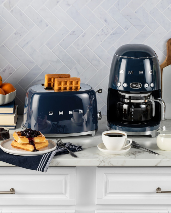 SMEG TSF01NBEU Navy Blue product in use