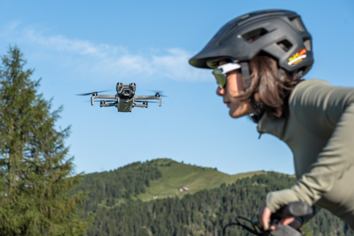 DJI Mini 5 Pro Fly More Combo Plus + Smart Controller produkt in gebrauch