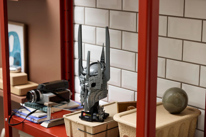 LEGO Icons Der Herr der Ringe: Saurons Helm 11373 produkt in gebrauch