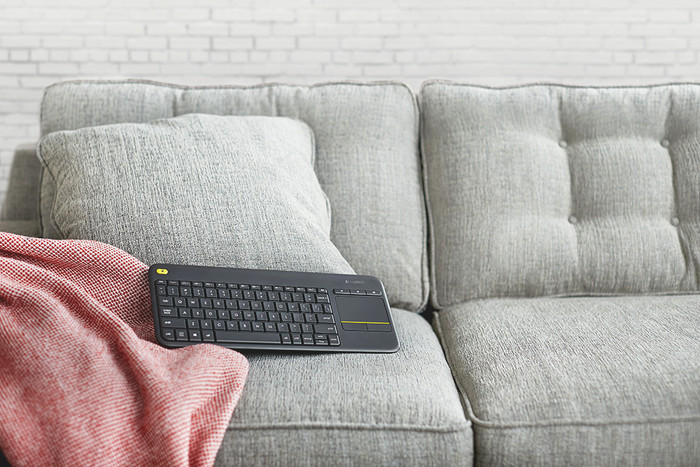 Logitech K400 Plus Wireless Touch Schwarz QWERTZ produkt in gebrauch