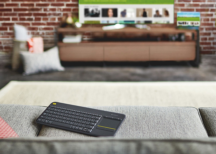 Logitech K400 Plus Wireless Touch Schwarz QWERTZ produkt in gebrauch