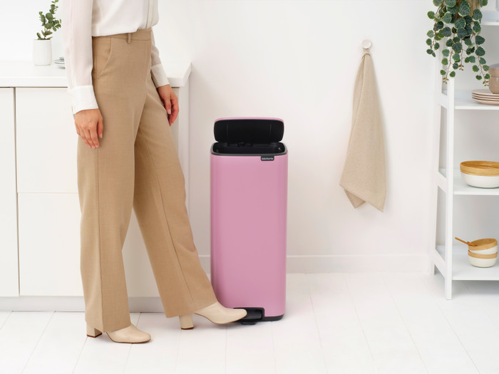 Brabantia Bo Treteimer 30 Liter Lilac Pink produkt in gebrauch