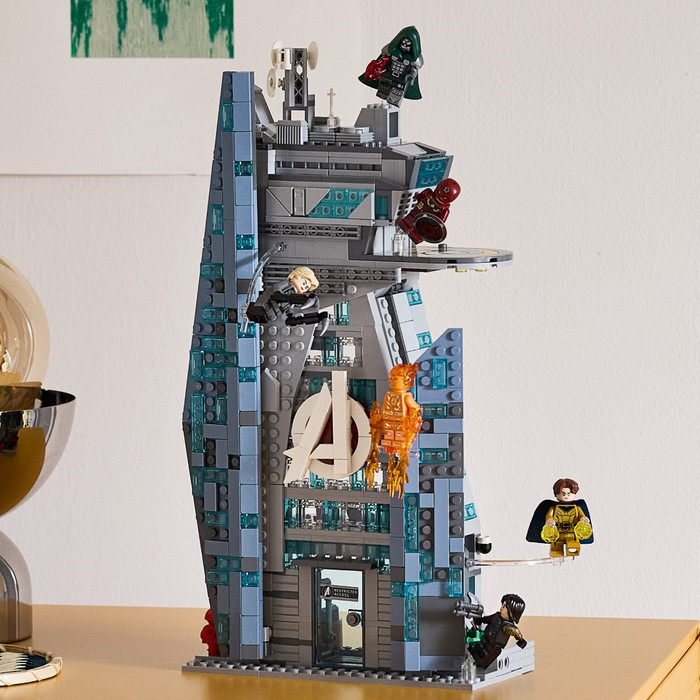 LEGO Marvel Avengers: Doomsday Neuer Avengers Tower 76352 produkt in gebrauch