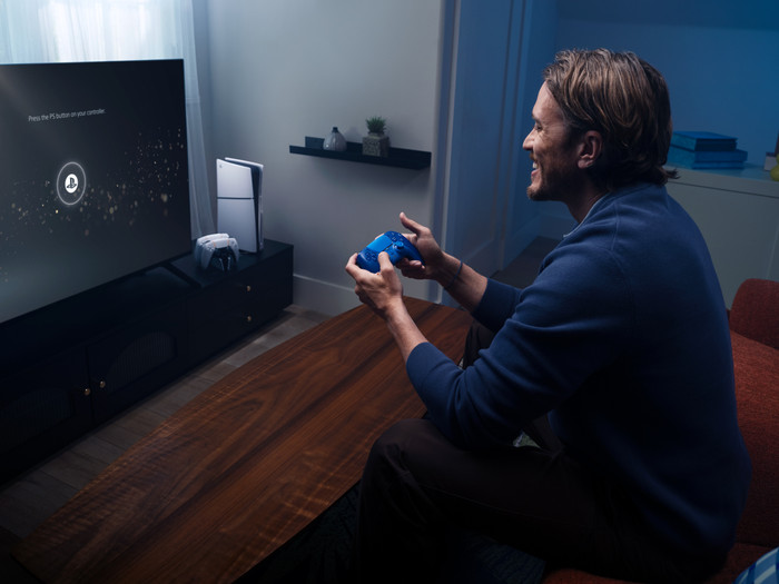 Sony PlayStation 5 DualSense Kabelloser Controller Icon Blue Special Edition produkt in gebrauch