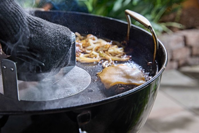 Weber Smashed Hamburgerpresse für Plancha produkt in gebrauch