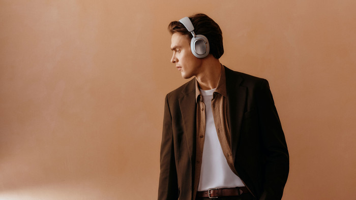 Bowers & Wilkins Px8 S2 Pearl Blue produkt in gebrauch