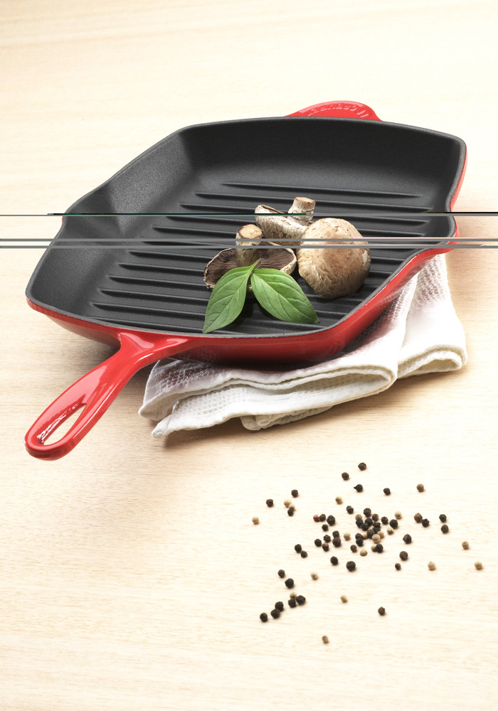 Le Creuset Skillet Quadratische Grillpfanne 26 cm Kirschrot produkt in gebrauch