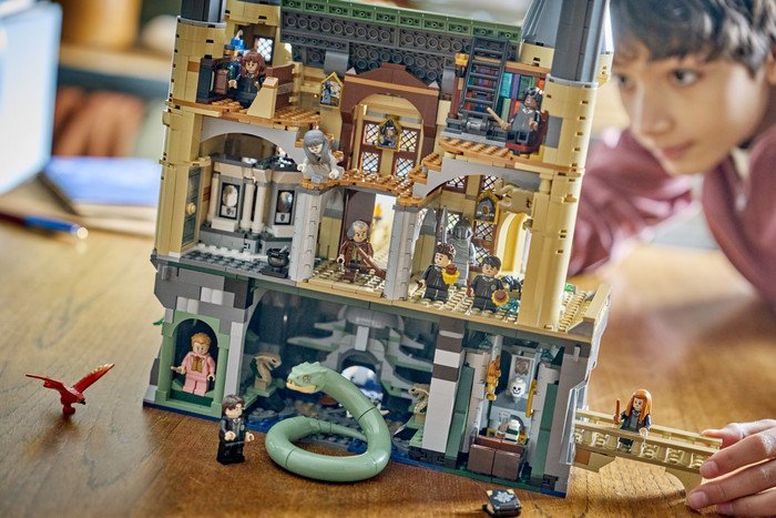 LEGO Harry Potter Schloss Hogwarts: Ostflügel 76473 produkt in gebrauch
