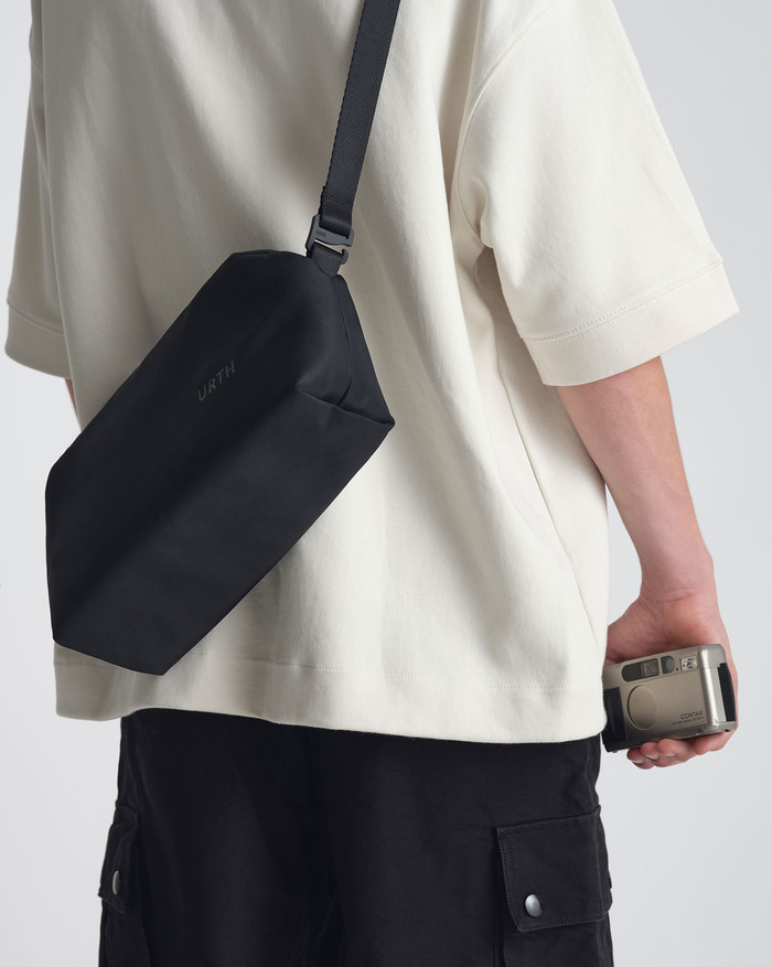 Urth Dolomite 5,1 L Camera Sling Schwarz produkt in gebrauch