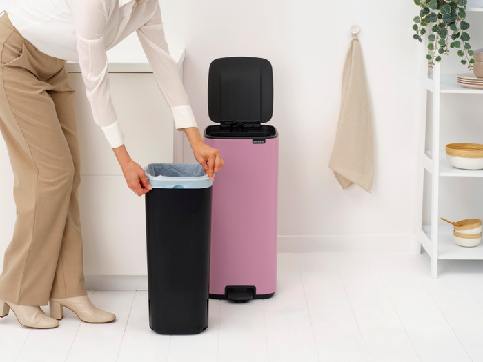 Brabantia Bo Treteimer 30 Liter Lilac Pink produkt in gebrauch