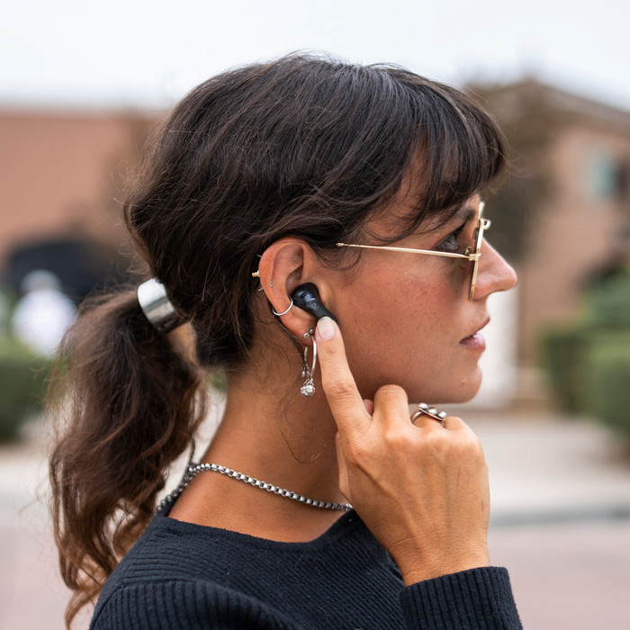 Jlab Epic Pods ANC Schwarz produkt in gebrauch