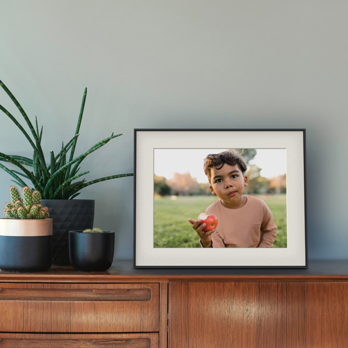 Aura Frames Walden Schwarz produkt in gebrauch