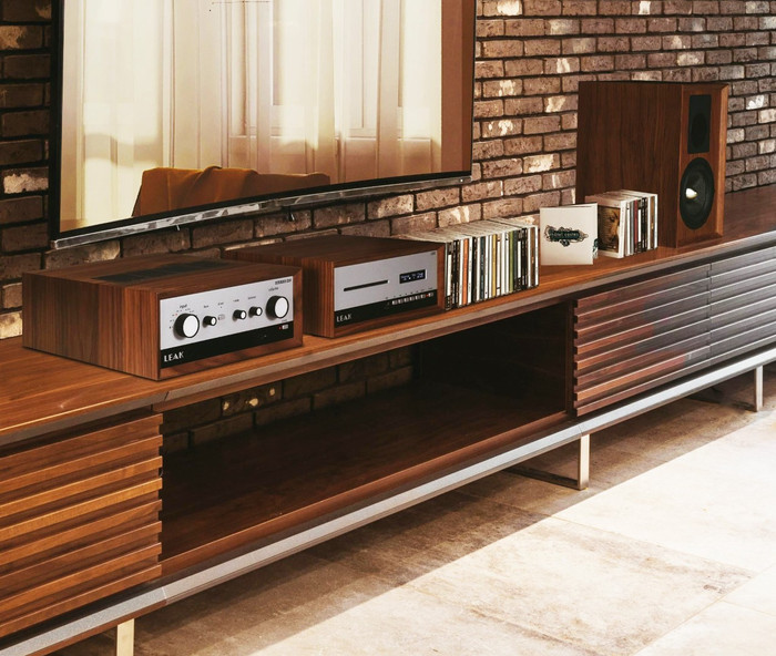 LEAK Stereo 230 Walnut product in use