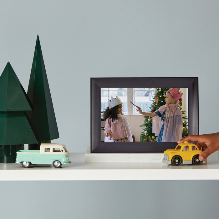 Aura Frames Carver Black product in use