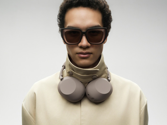 Sony WH1000XM6 Sandstone produkt in gebrauch