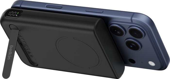Belkin UltraCharge Pro Wireless Powerbank mit MagSafe 10.000 mAh mit Schnellladen Schwarz produkt in gebrauch