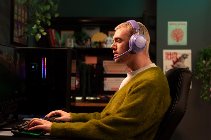 JBL Quantum 520 Purple product in use
