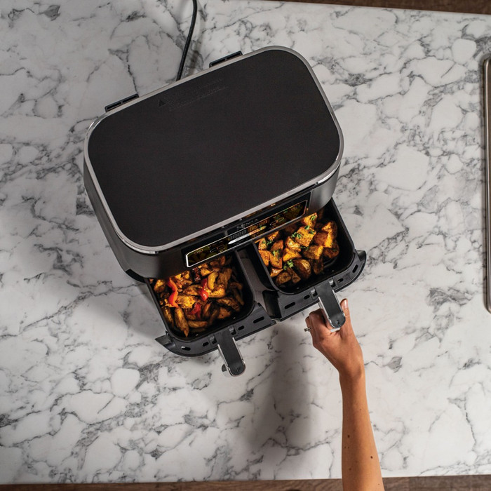 Ninja Foodi Dual Zone Heißluftfritteuse AF200EU produkt in gebrauch