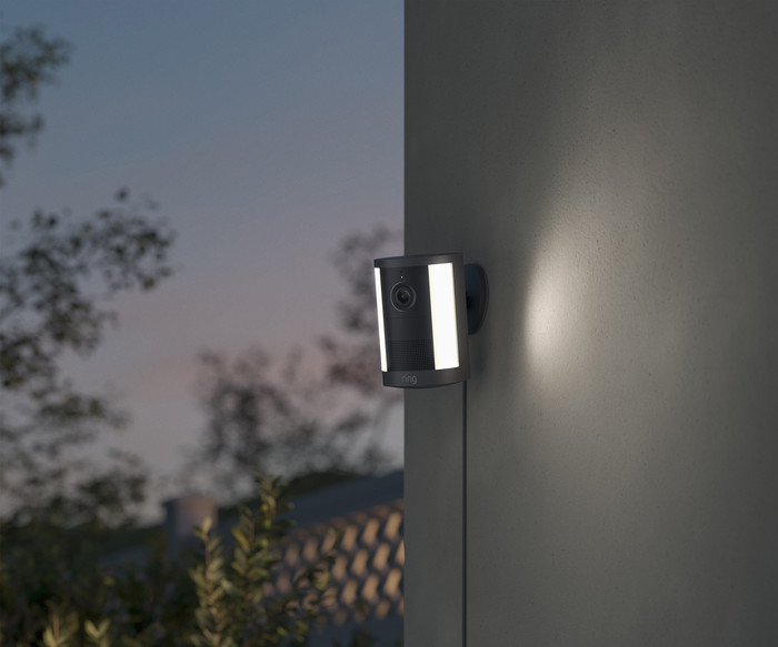 Ring Spotlight Kamera 2. Generation Stecker Schwarz produkt in gebrauch