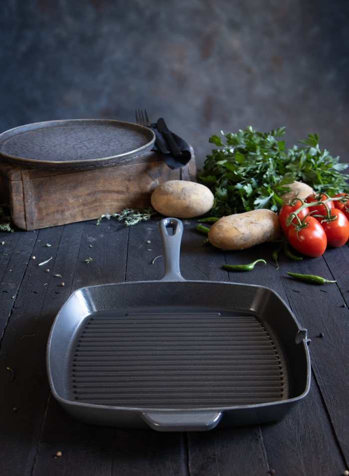 ELO cast iron grill pan 28 cm basalt grey product in use