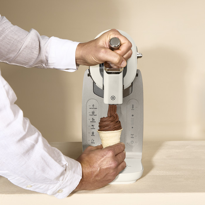 Tefal Freezi 16-in-1 Ice Cream & Frozen Drink Maker IG801A produkt in gebrauch