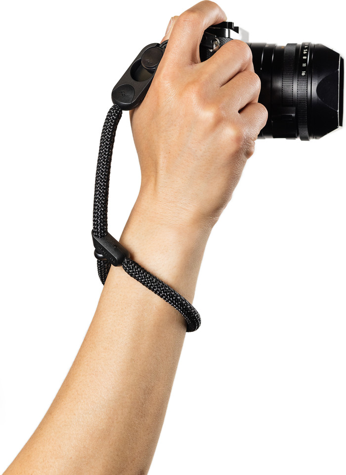 Peak Design Cuff Rope Kamera-Handgelenkschlaufe Schwarz produkt in gebrauch