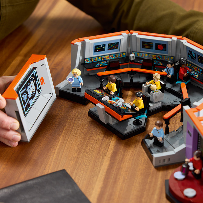 LEGO Icons Star Trek: U.S.S. Enterprise NCC-1701 Bridge 11385 detail