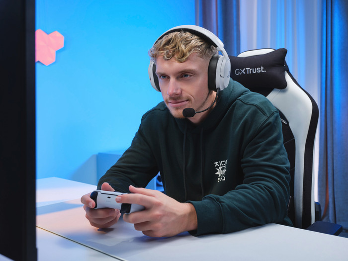 Trust GXT 499W Forta Wireless Gaming Headset PS4/PS5 White product in use