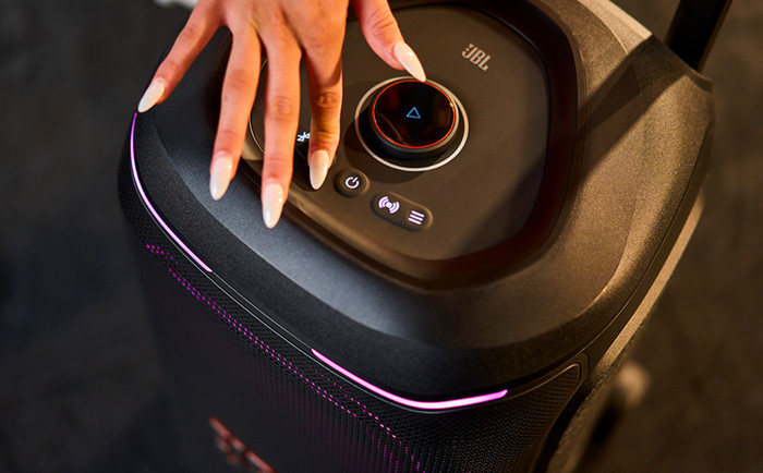 JBL Partybox 330 Weiß produkt in gebrauch