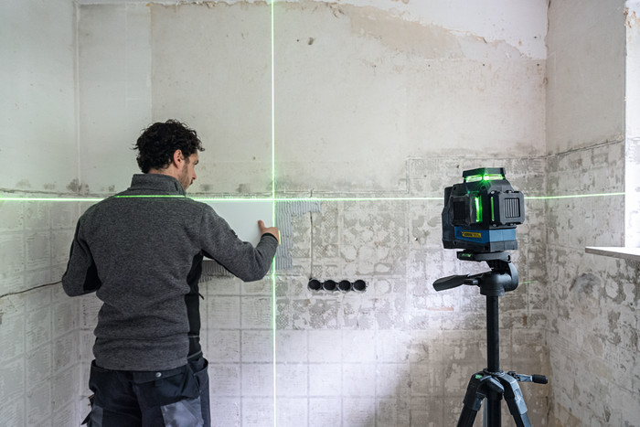 Bosch Professional GLL 12V-100-33 CG product in use