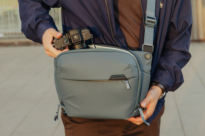Peak Design Everyday Sling 6L Ocean product in use