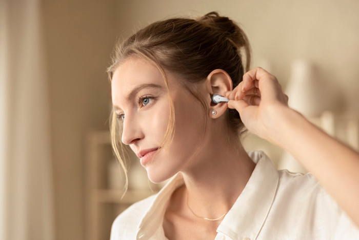 Shokz OpenDots 2 Weiß produkt in gebrauch