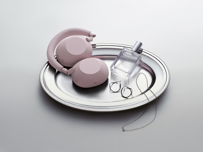 Sony WH-1000XM6 Rosa produkt in gebrauch