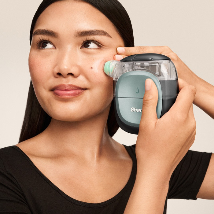 Shark FacialPro Glow + DePuffi FH320EUBK Schwarz produkt in gebrauch