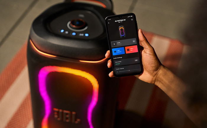 JBL Partybox 330 Weiß produkt in gebrauch