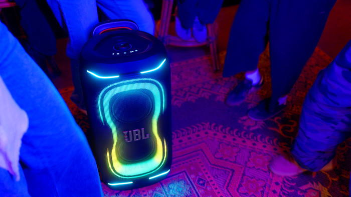 JBL Partybox 330 Weiß produkt in gebrauch