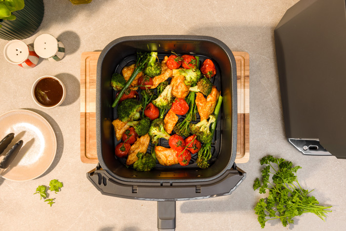 Pierre XXL Single Basket Airfryer with Steam product in use