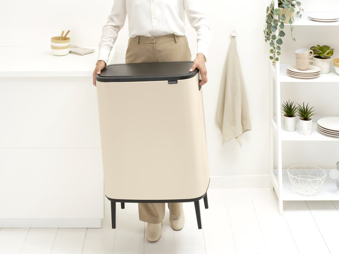 Brabantia Bo Touch Bin Hi Mülleimer 60 Liter Soft Beige produkt in gebrauch
